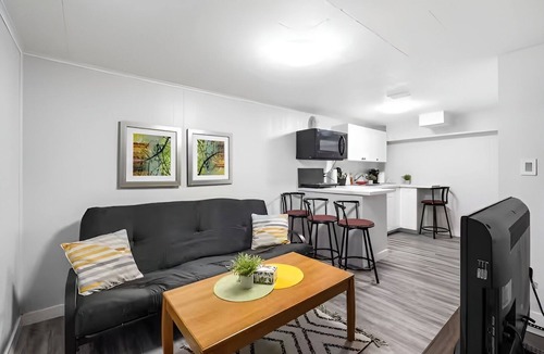Winnipeg House | Beautiful Basement Private Suite Prime Location