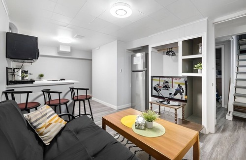 Winnipeg House | Beautiful Basement Private Suite Prime Location