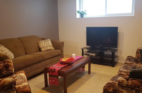 Winnipeg House | Beautiful basement suite in bi-level house
