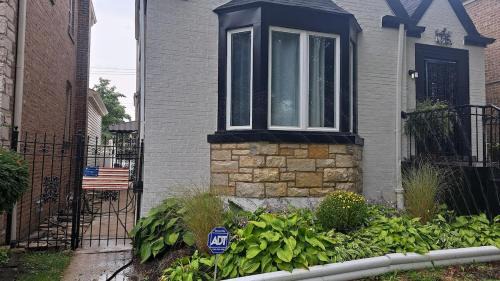 Galewood Apartment | Beautiful basement