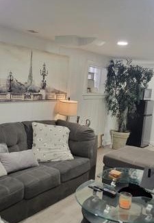 Galewood Apartment | Beautiful basement