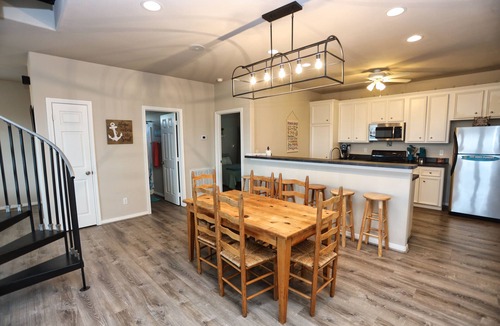 Terramar Beach House | Beautiful Bay View/2 Min Drive to Beach + Huge Deck