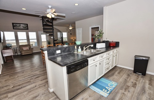 Terramar Beach House | Beautiful Bay View/2 Min Drive to Beach + Huge Deck