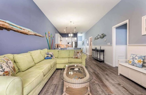 Heron Harbour Isle Condo | Beautiful, bay-view condo with pools, balcony, beach gear, AC, & fireplace
