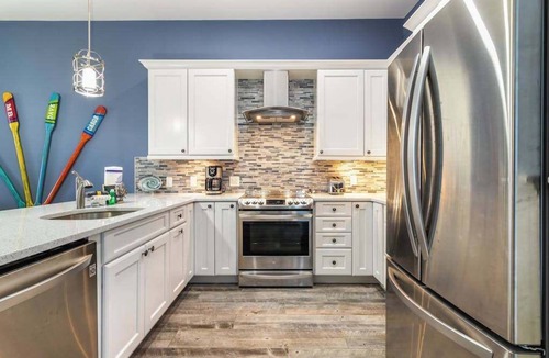 Heron Harbour Isle Condo | Beautiful, bay-view condo with pools, balcony, beach gear, AC, & fireplace