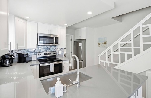 Central Mission Beach House | Beautiful Bayfront views! Townhome for family fun