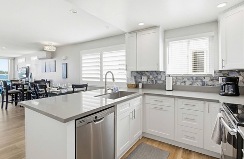 Central Mission Beach House | Beautiful Bayfront views! Townhome for family fun
