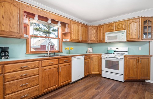 Upper Fairmount House | Beautiful Bayfront with Sanctuary Private Beach