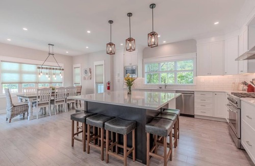 Town Bank House | Beautiful Beach Block with Pool - 4 Bed/3.5 Bath