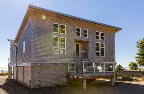 Happy Camp Hideaway House | Beautiful Beach Front home!