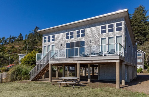 Happy Camp Hideaway House | Beautiful Beach Front home!