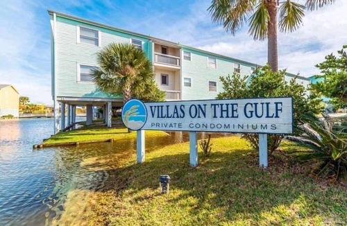 Pensacola Beach Condo | Beautiful beach cottage on the Gulf of Mexico!