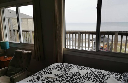 Wasaga Beach Resort | Beautiful Beachfront Access Cottage with Pool