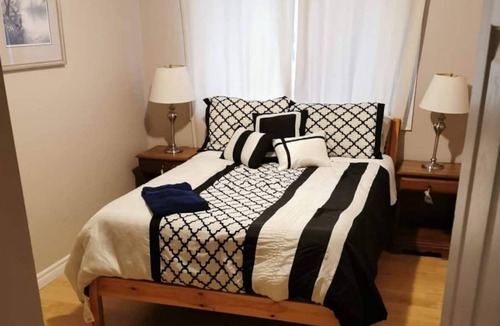 Wasaga Beach Resort | Beautiful Beachfront Access Cottage with Pool