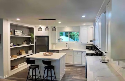 Oro-Medonte Cottage | Beautiful beachfront cottage on bass lake