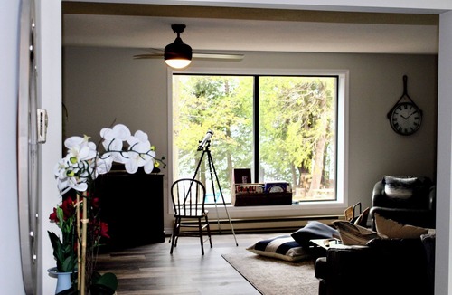 Oro-Medonte Cottage | Beautiful beachfront cottage on bass lake