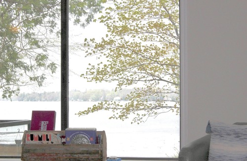 Oro-Medonte Cottage | Beautiful beachfront cottage on bass lake
