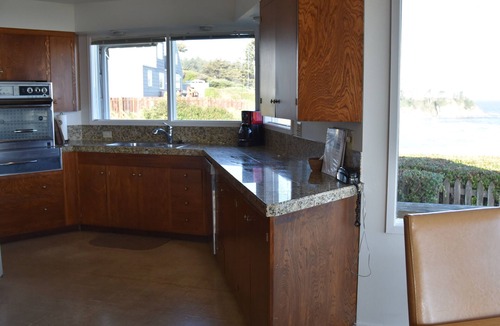 Coos Bay House | Beautiful Beachfront Home on Lighthouse Beach