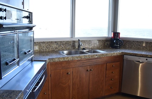 Coos Bay House | Beautiful Beachfront Home on Lighthouse Beach