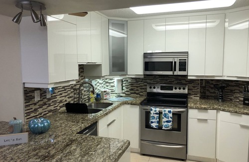 Hollywood South Central Beach Apartment | Beautiful beachfront condo 2-2 split plan with ocean front views. Free Parking.
