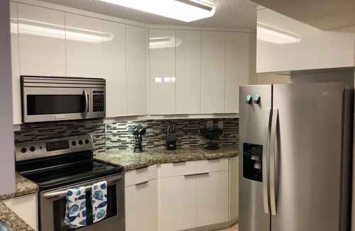 Hollywood South Central Beach Apartment | Beautiful beachfront condo 2-2 split plan with ocean front views. Free Parking.