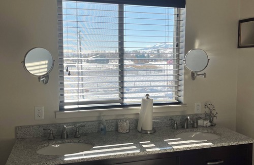 St. Charles House | Beautiful Bear Lake House, with big grassy yard, 4 mins to North Beach.