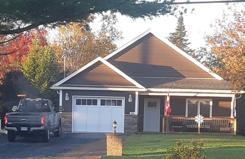 Timberlea House | Beautiful Beautiful Home Just Outside Side City ~ 2 Min to Brunello Golf Course