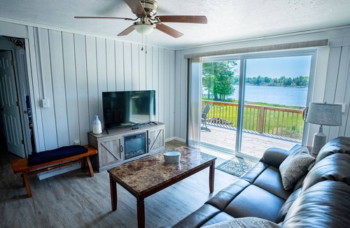 Farwell House | Beautiful Blue Bungalow on The Lake