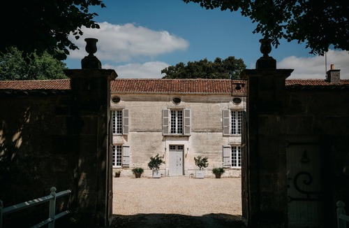 Bourg-Charente House | Beautiful Boathouse by the River