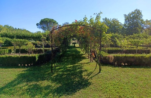 Bourg-Charente House | Beautiful Boathouse by the River