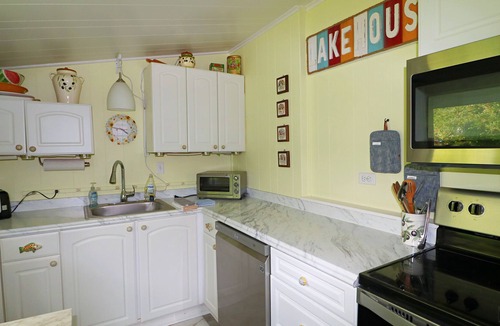 Jamestown Cottage | Beautiful Bonita is a charming, privately owned 2-bedroom lake front cottage
