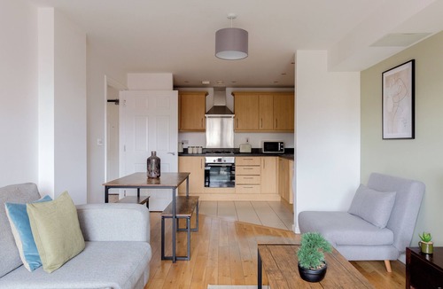 Bromley South Apartment | Beautiful Bow Apartment