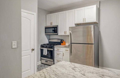 Tower Grove South Hotel | Beautiful, Brand New Tower Grove Unit! 1s