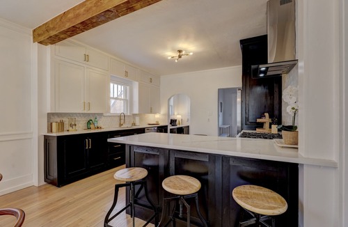 Norman House | Beautiful & Bright - Walk to OU & The Mont - King Bed, 3 Bedrooms, Fresh Remodel