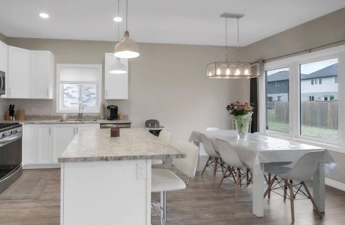 Belleville House | Beautiful bungalow by the water
