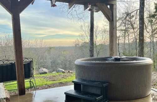 Hatton Cabin | Beautiful Cabin. Gillham lake. Enjoy the Hot Tub