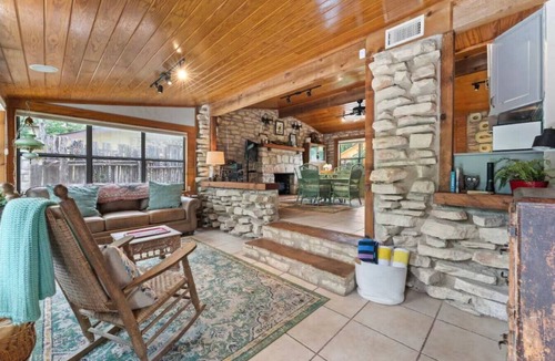 Canyon Lake Cabin | Beautiful Cabin ON River-Sleeps 6! SUP, fish, etc.