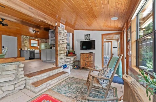 Canyon Lake Cabin | Beautiful Cabin ON River-Sleeps 6! SUP, fish, etc.