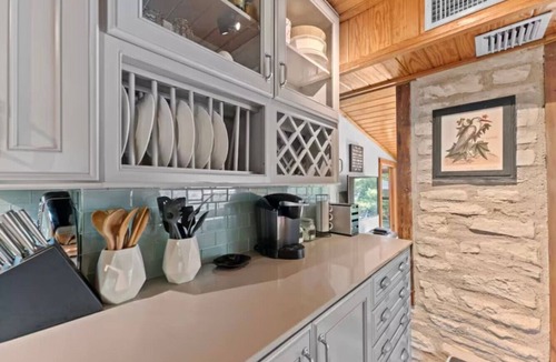 Canyon Lake Cabin | Beautiful Cabin ON River-Sleeps 6! SUP, fish, etc.