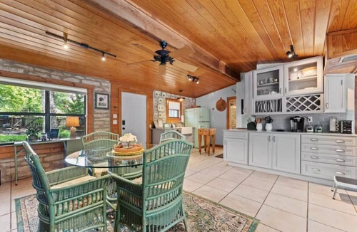 Canyon Lake Cabin | Beautiful Cabin ON River-Sleeps 6! SUP, fish, etc.