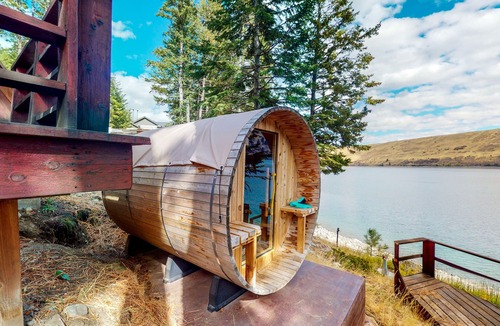 Joseph Cabin | Beautiful cabin right on the banks of the lake with patio & washer/dryer
