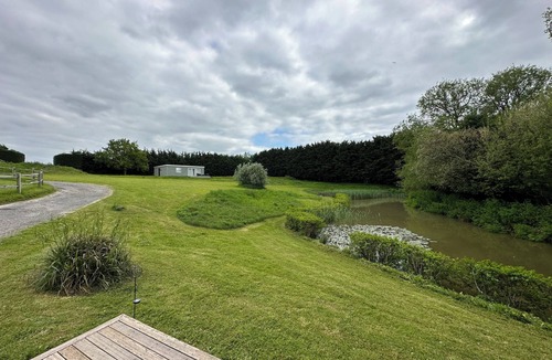Steyning Cabin | Beautiful Cabin with Pond View