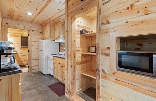 Golden Cabin | Beautiful cabins with a pool in a peaceful setting