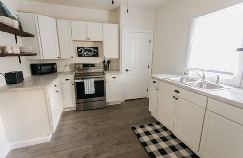 Dayton House | Beautiful Cape Cod House in Central Location