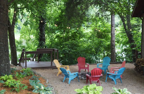 Flippin Cabin | Beautiful cedar cabin right on the Whiteriver