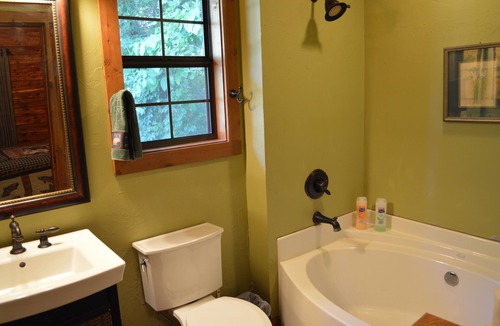 Flippin Cabin | Beautiful cedar cabin right on the Whiteriver