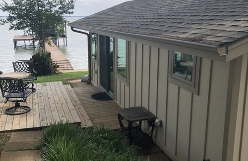 Tool Cottage | Beautiful Cedar Creek Lake Romantic Cottage Lakeside