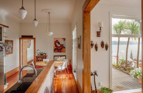 Oriental Bay Apartment | Beautiful central executive home