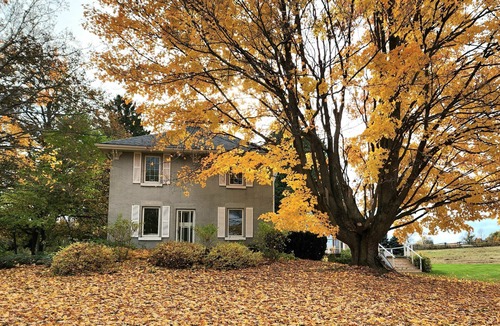 Erin House | Beautiful Century Home close to Erin Estates Venue