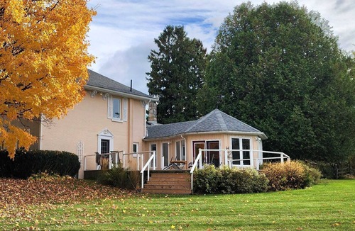 Erin House | Beautiful Century Home close to Erin Estates Venue